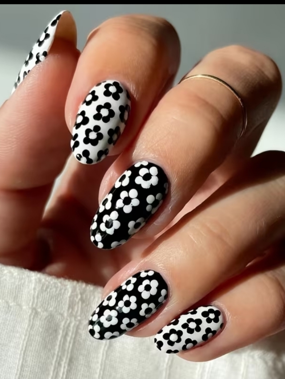 Black & White Floral Press-On Nails